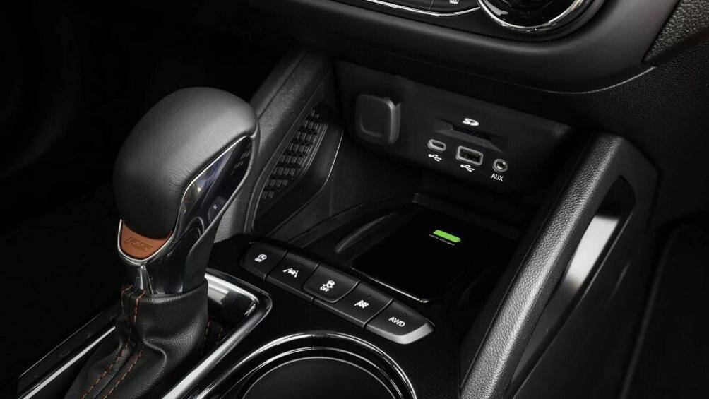 Nằm bên dưới nắp ca-pô của xe vẫn là 2 tùy chọn động cơ cũ. Thứ nhất là động cơ xăng 4 xi-lanh, dung tích 1.2L với công suất tối đa 137 mã lực