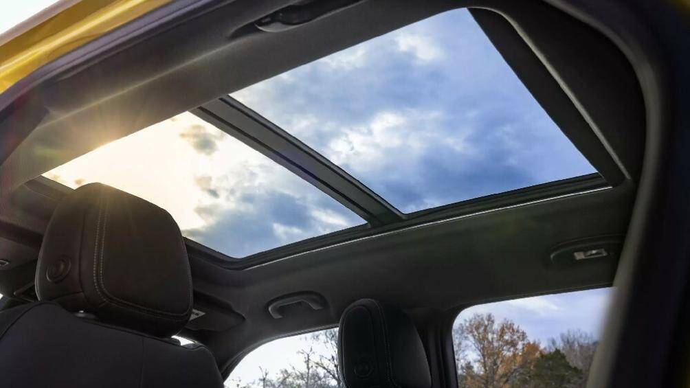 Những trang bị còn lại của Chevrolet Trailblazer 2024 vẫn được bê nguyên từ phiên bản cũ sang như sạc không dây, cửa sổ trời Panorama...