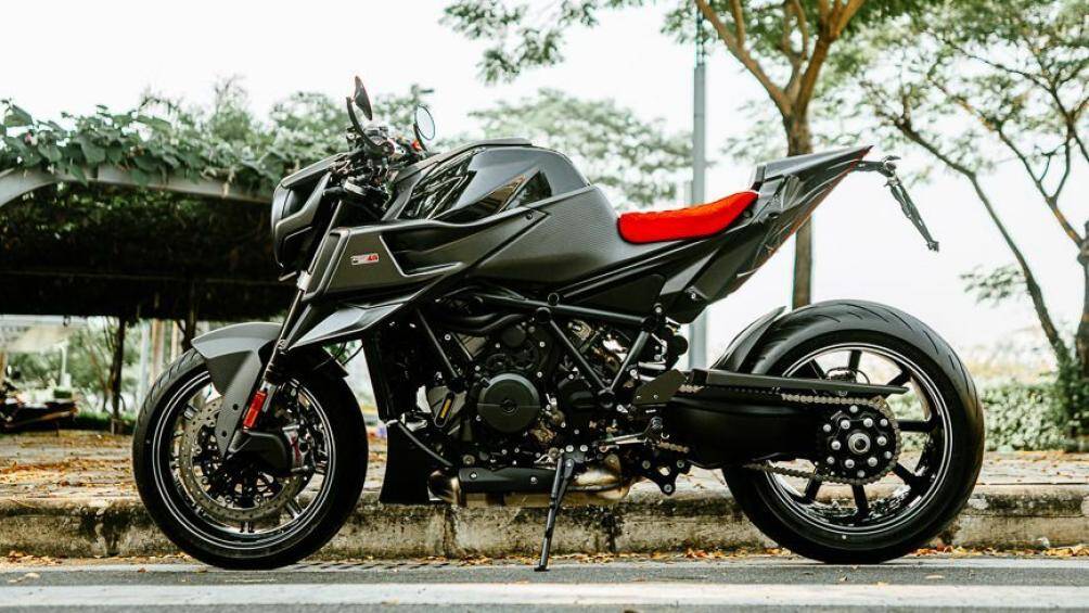 Chiếc thứ hai này mang màu Significant Black (bình xăng đen, yên đỏ), vẫn chưa tìm được chủ nhân và đang có mặt tại Hà Nội