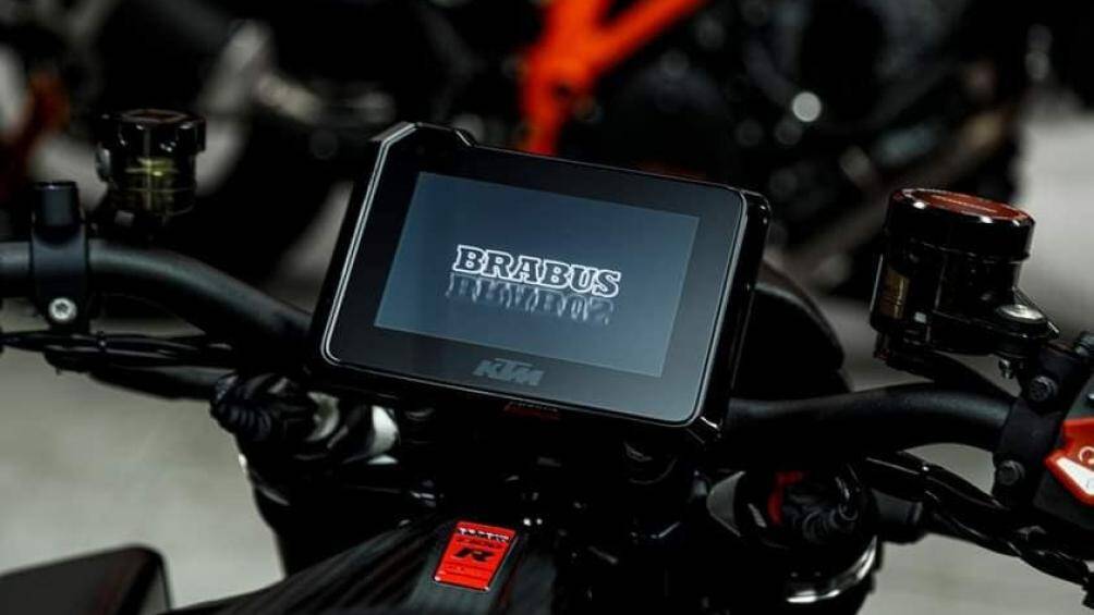 KTM Brabus 1300 R vẫn sử dụng khối động cơ V-Twin, dung tích 1,301cc cho công suất tối đa 180 mã lực và mô-men xoắn cực đại đạt 140 Nm