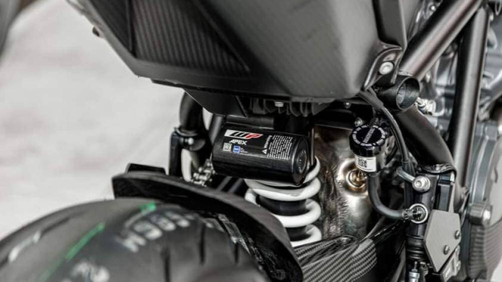 Ngoài ra, chiếc xe còn có hàng loạt bộ phận gia công CNC như tay thắng, tay côn, bình chứa nước làm mát, nắp bình dầu...