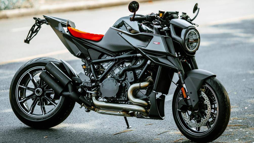 Mẫu mô tô tiền tỉ KTM Brabus 1300R thứ hai đã chính thức xuất hiện tại Hà Nội, chỉ sau đúng một tháng được đưa về TP. Hồ Chí Minh