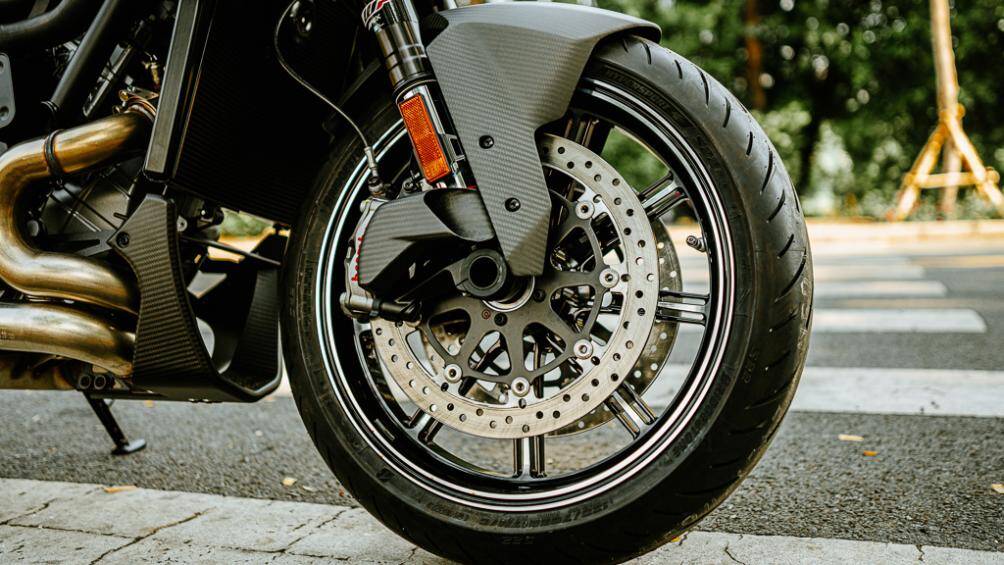 Phía dưới, "dàn chân" gây ấn tượng với bộ mâm Monoblock Z có kích thước 17 inch gồm 9 chấu