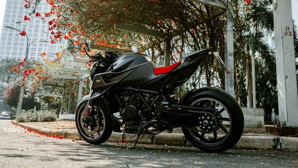 Phần tay nắm và yên solo của xe có tính năng sưởi, trang bị không thể thiếu trên những mẫu xe mô tô cao cấp