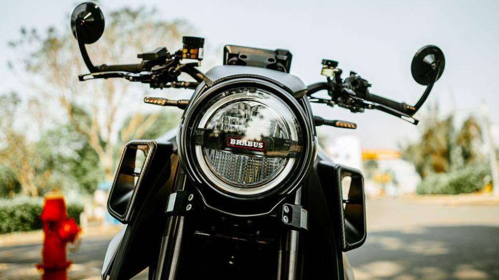 Hãng độ đã xoá bỏ gần hết các đặc điểm nhận diện của chiếc 1290 Super Duke Evo, thay vào đó là làm mới cụm đèn pha