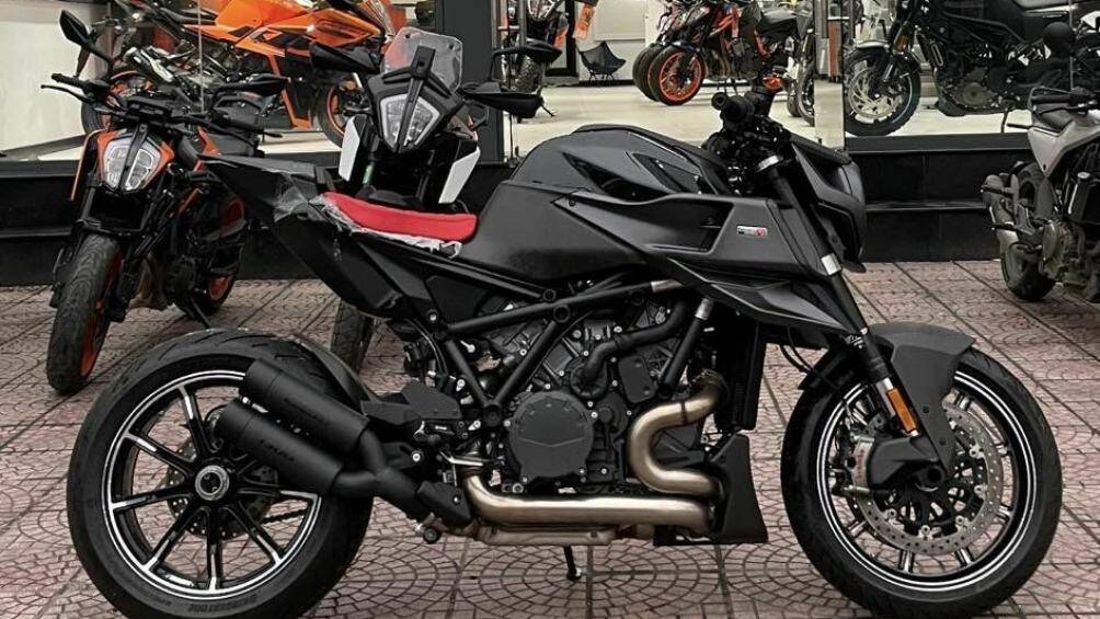 Mẫu siêu mô tô đặc biệt này chỉ có 77 chiếc mỗi loại trên toàn thế giới ra đời từ sự kết hợp giữa hai cái tên KTM và nhà độ Brabus