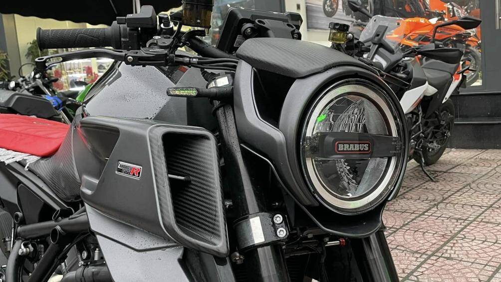 Cùng với đó là nhiều chi tiết được chế tạo với vật liệu carbon như ốp đầu đèn, tấm chắn bùn, cửa hút gió, ốp bình xăng, gù bảo vệ gót chân...