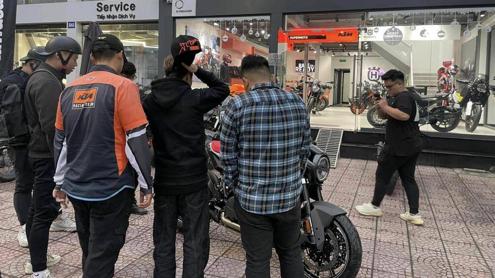 Được biết, chiếc đầu tiên có màu Magma Red (bình xăng đỏ, yên đen), được đặt hàng bởi ông Quốc Vũ