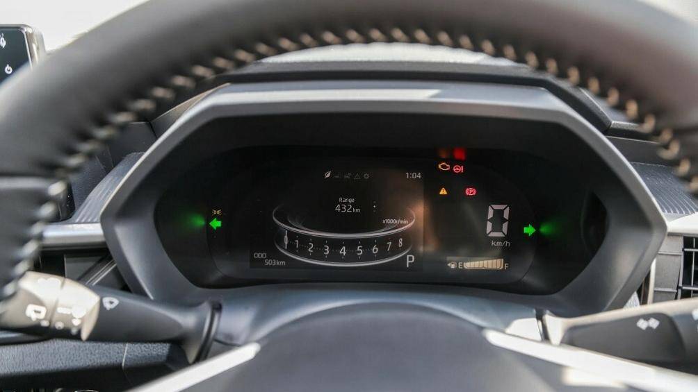 Những chi tiết đáng chú ý khác của xe bao gồm: điều hòa đi kèm màn hình kỹ thuật số nhỏ, cần số khá lớn, ghế theo phong cách thể thao