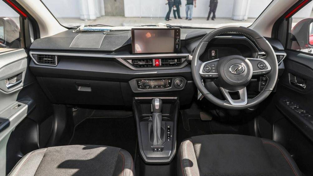 Bên trong xe là vô lăng 3 chấu, tích hợp phím chức năng, bảng đồng hồ kỹ thuật số 7 inch và màn hình cảm ứng trung tâm 9 inch