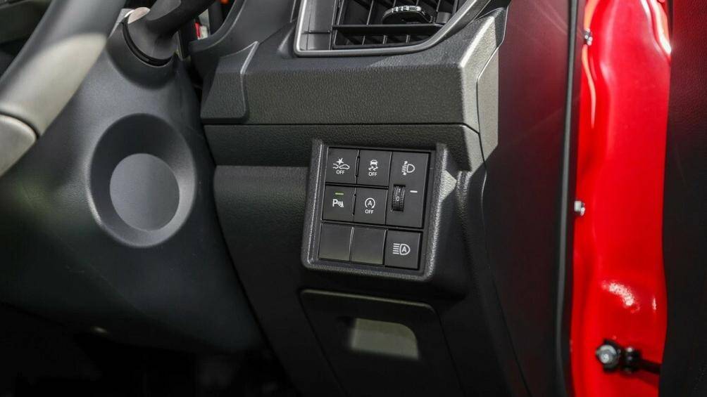 Ở hai góc cản trước xuất hiện dải đèn LED định vị ban ngày mới được thiết kế nằm ngang và đặt trong khe gió giả