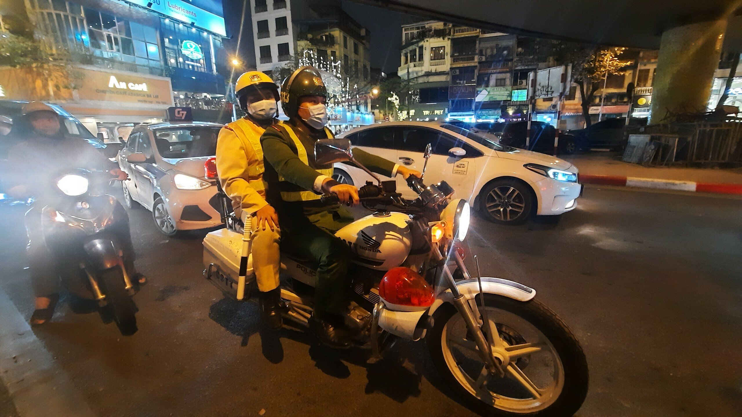 Tối 12/2, Tổ công tác thuộc Đội CSGT - trật tự, Công an quận Hoàn Kiếm, TP Hà Nội đã sử dụng mô tô đặc chủng tuần tra trên đường, kiểm tra nồng độ cồn lưu động.