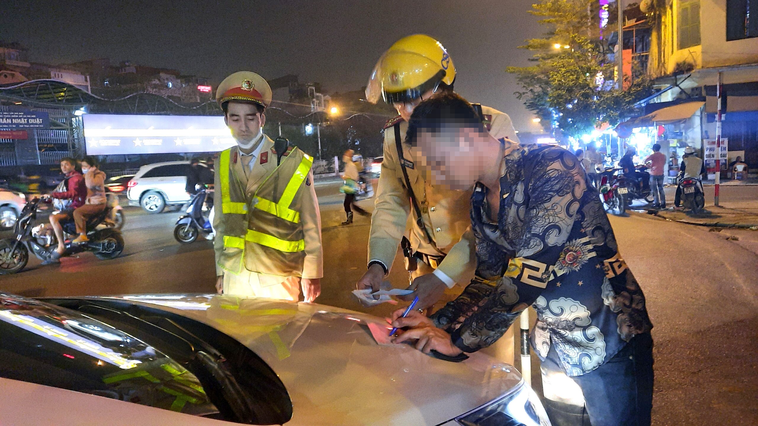 "Người không uống bia biết lái xe cũng ngồi trên xe nhưng không biết đường nên tôi mới lên lái, không ngờ đến đây thì lực lượng CSGT dừng xe kiểm tra. Lần sau tôi sẽ rút kinh nghiệm, đã uống thì nhất định không lái xe", anh H. tâm sự.