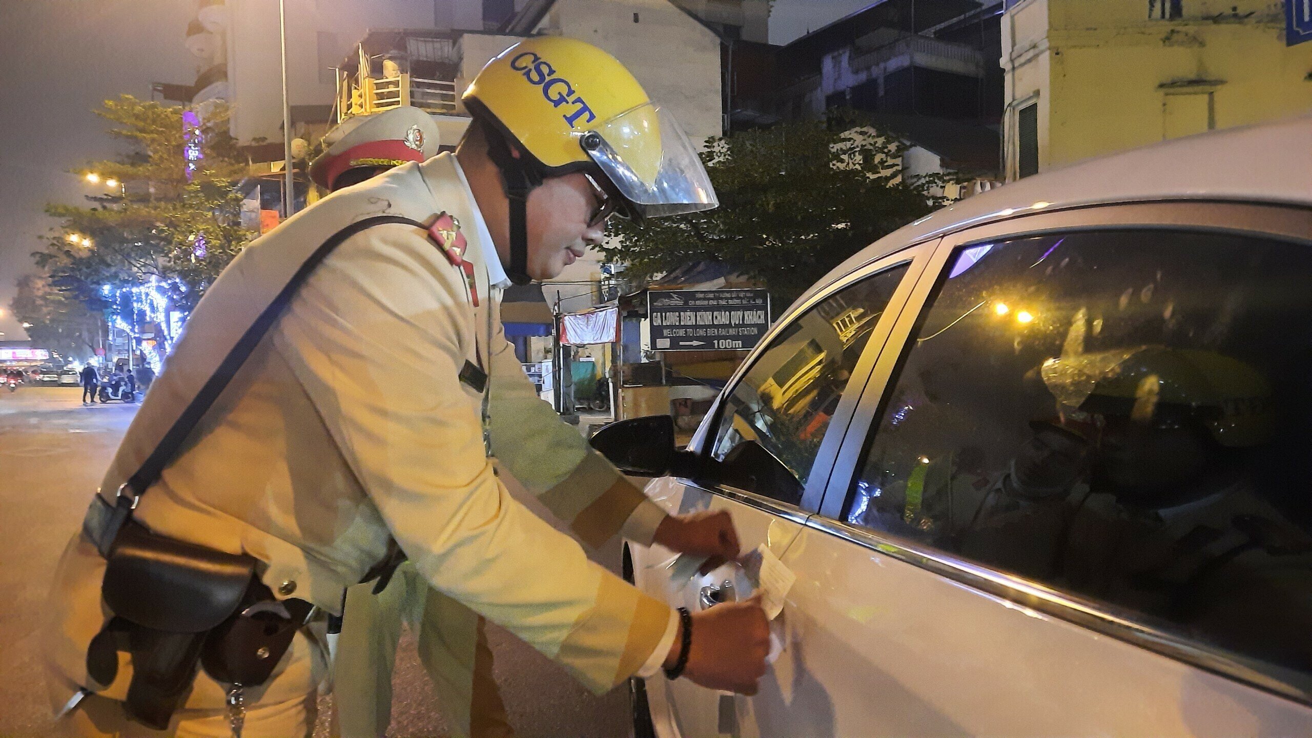Sau khi bị CSGT niêm phong xe, tài xế H. và người trên xe phải bắt taxi về nhà.