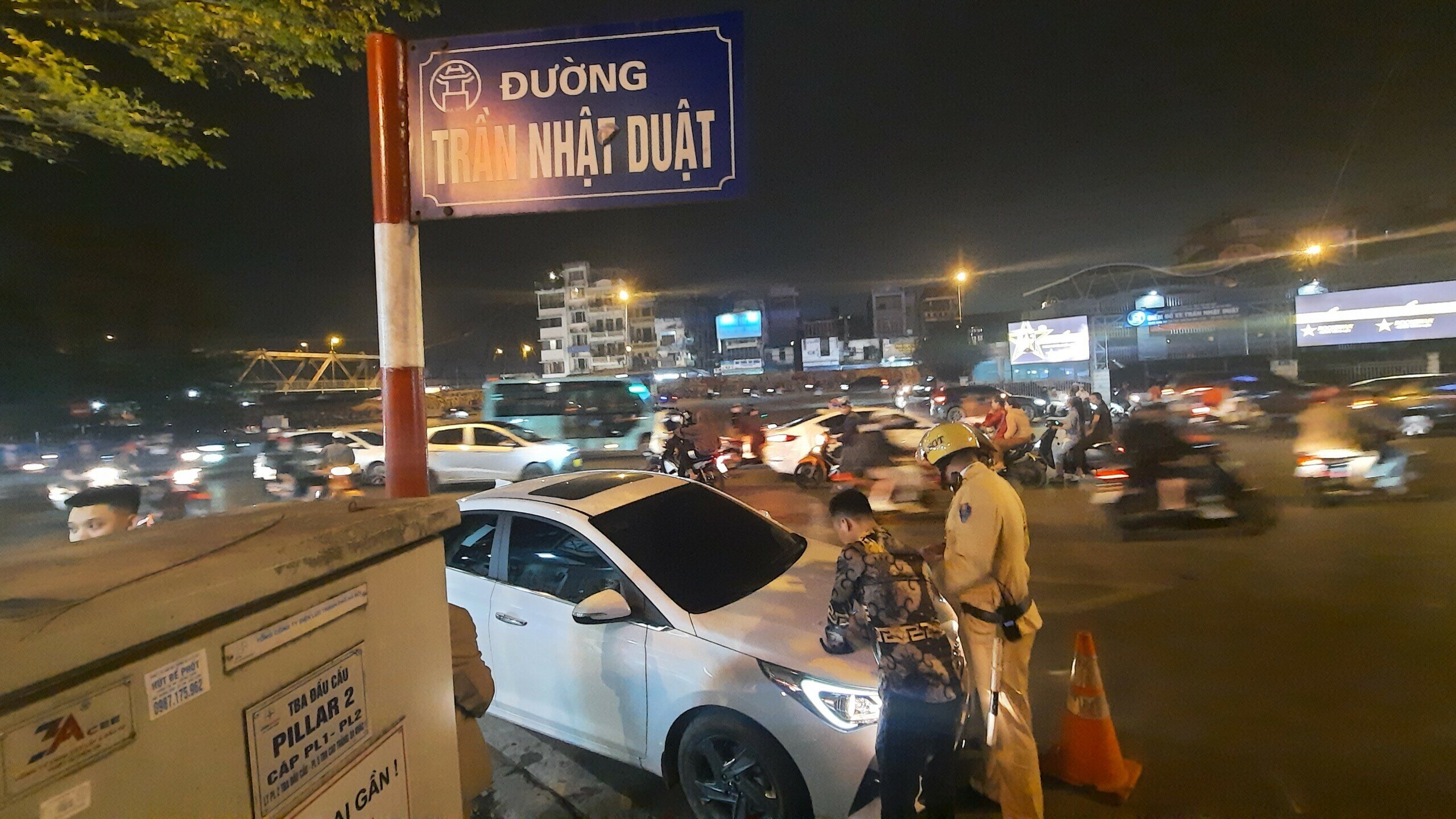 Cũng trong tối 12/2, Tổ công tác của Đội CSGT số 1 (Công an TP Hà Nội) đã phát hiện nhiều xe ô tô vi phạm nồng độ cồn trên đường Trần Nhật Duật.