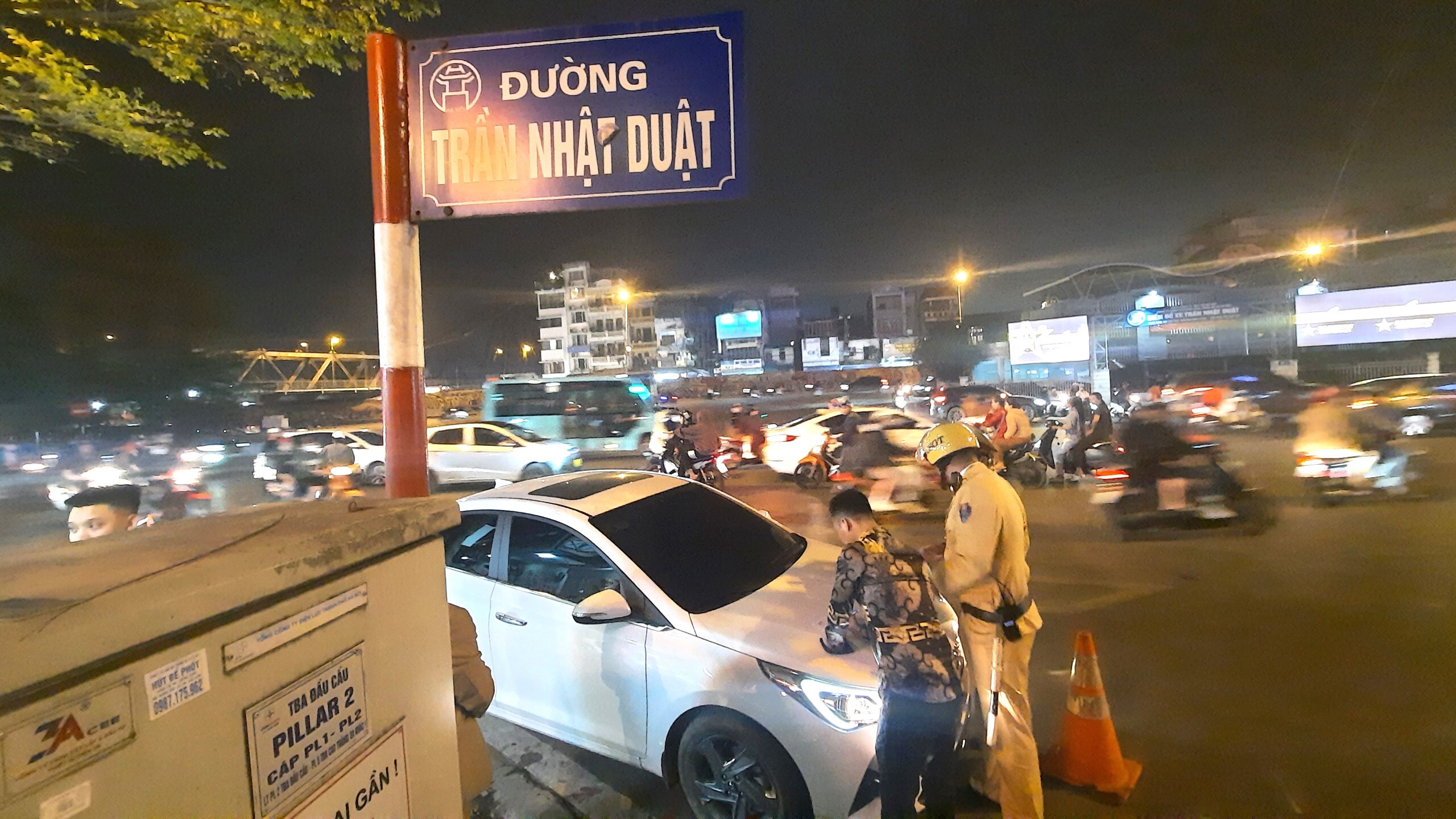 Cụ thể, khoảng 21h, Tổ công tác phát hiện lái xe tên H., điều khiển ô tô BKS 89A-375.XX vi phạm nồng độ cồn ở mức 0,076 miligam/lít khí thở.