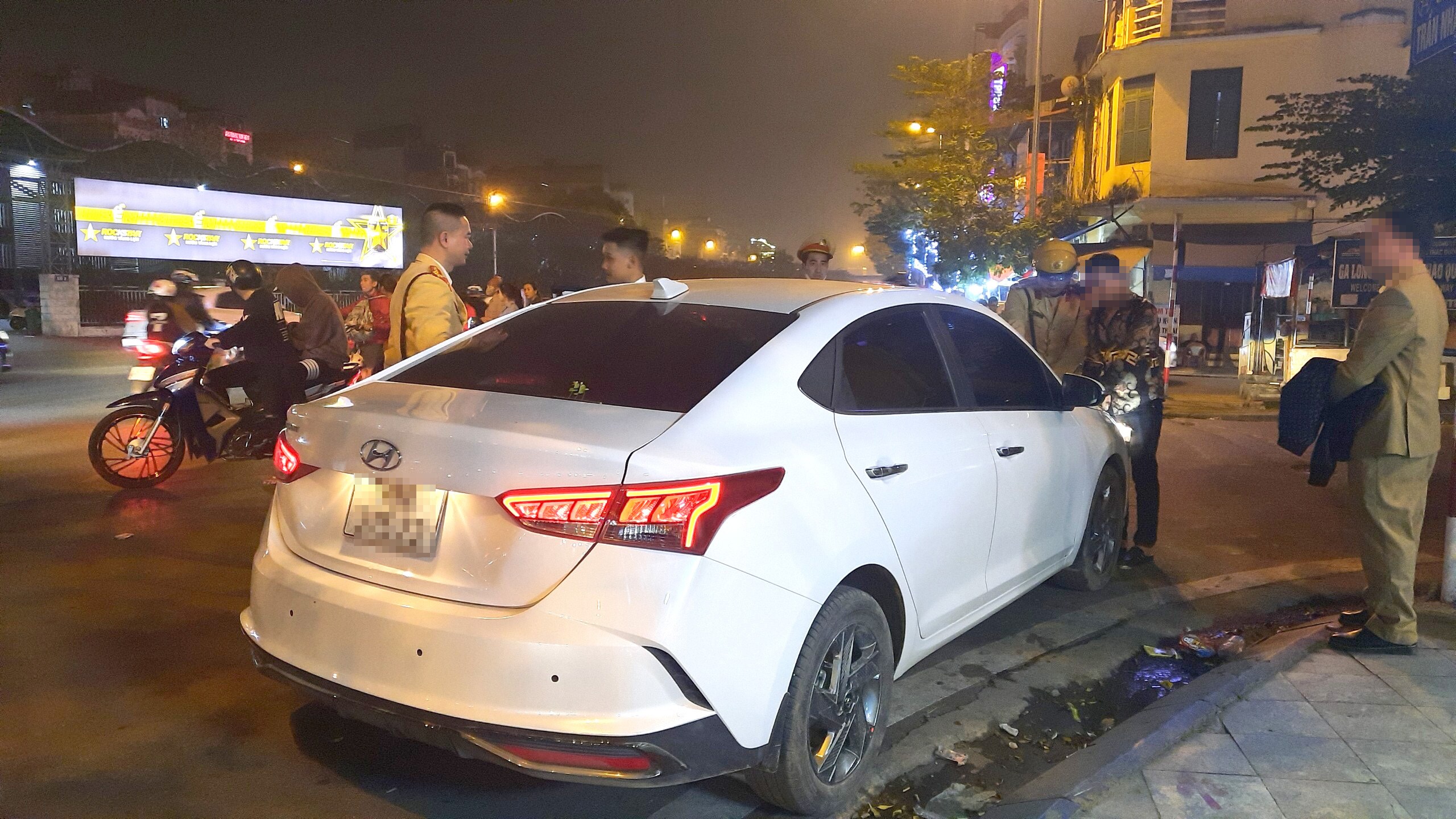 Mới "hơn 1 cốc bia dự sinh nhật bạn" như lời tài xế H. nói, thì tài xế này vẫn bị phạt từ 6-8 triệu và tước GPLX từ 10 đến 12 tháng và bị tạm giữ phương tiện.