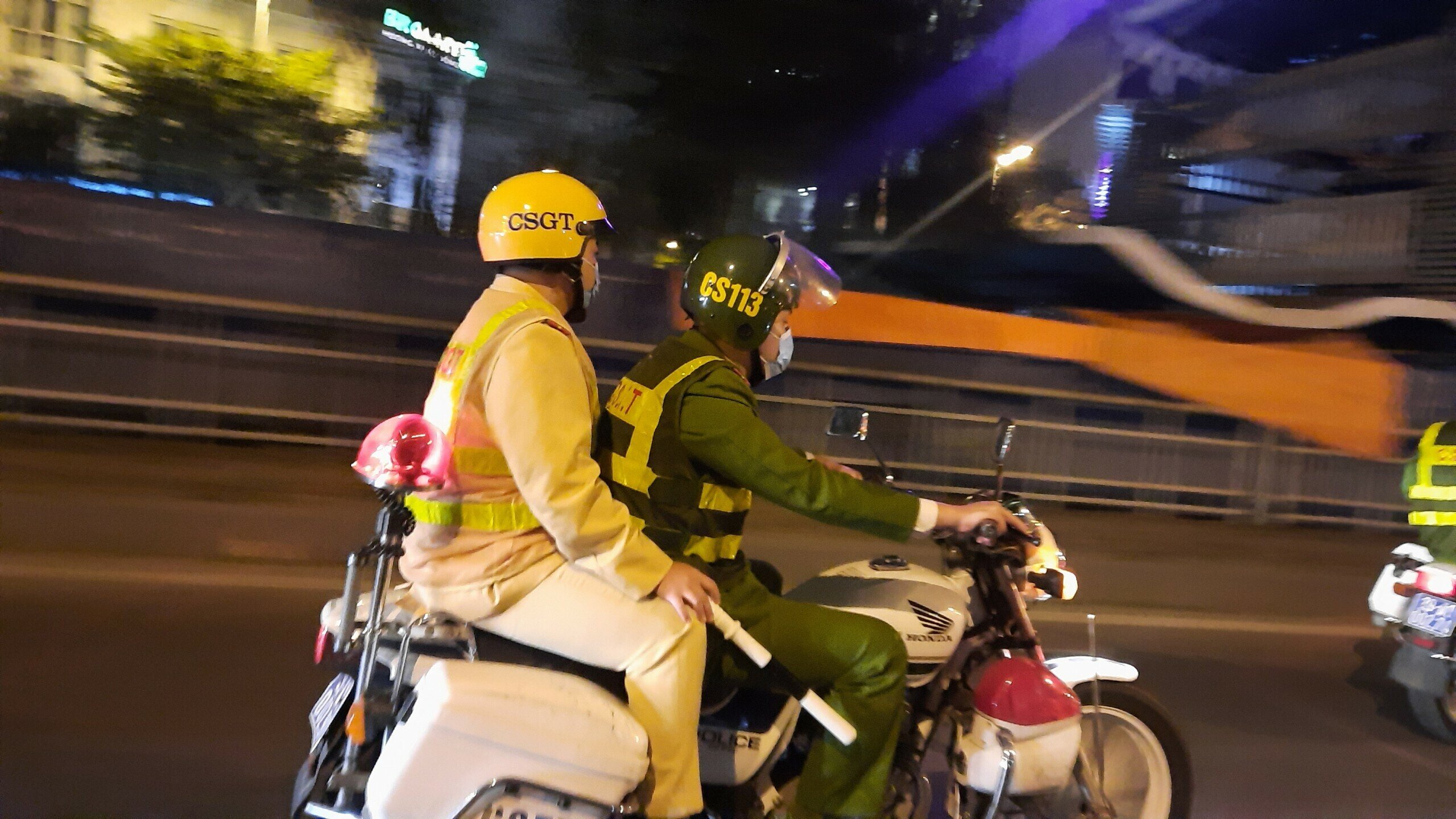 Khoảng 20h30 cùng ngày, Tổ công tác phát hiện một nam thanh niên đi xe máy trên đường Trần Nhật Duật có biểu hiện nghi vấn nên đã ra hiệu lệnh dừng xe kiểm tra nồng độ cồn tài xế.