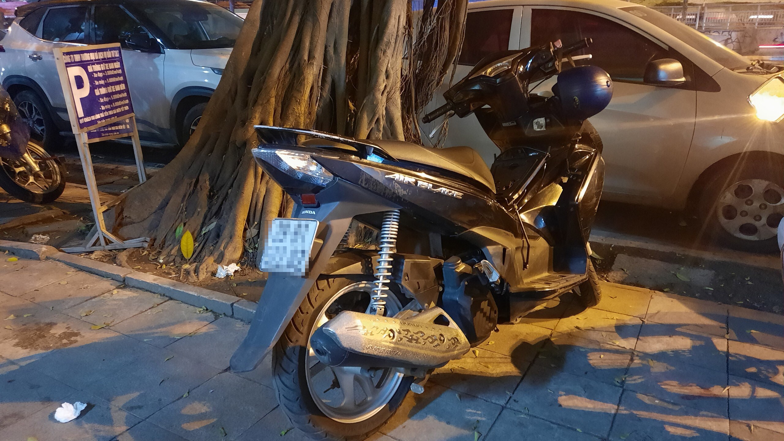 Với vi phạm này, tài xế xe máy bị phạt tiền từ 2 - 3 triệu đồng và tước GPLX từ 10 - 12 tháng, tạm giữ phương tiện.