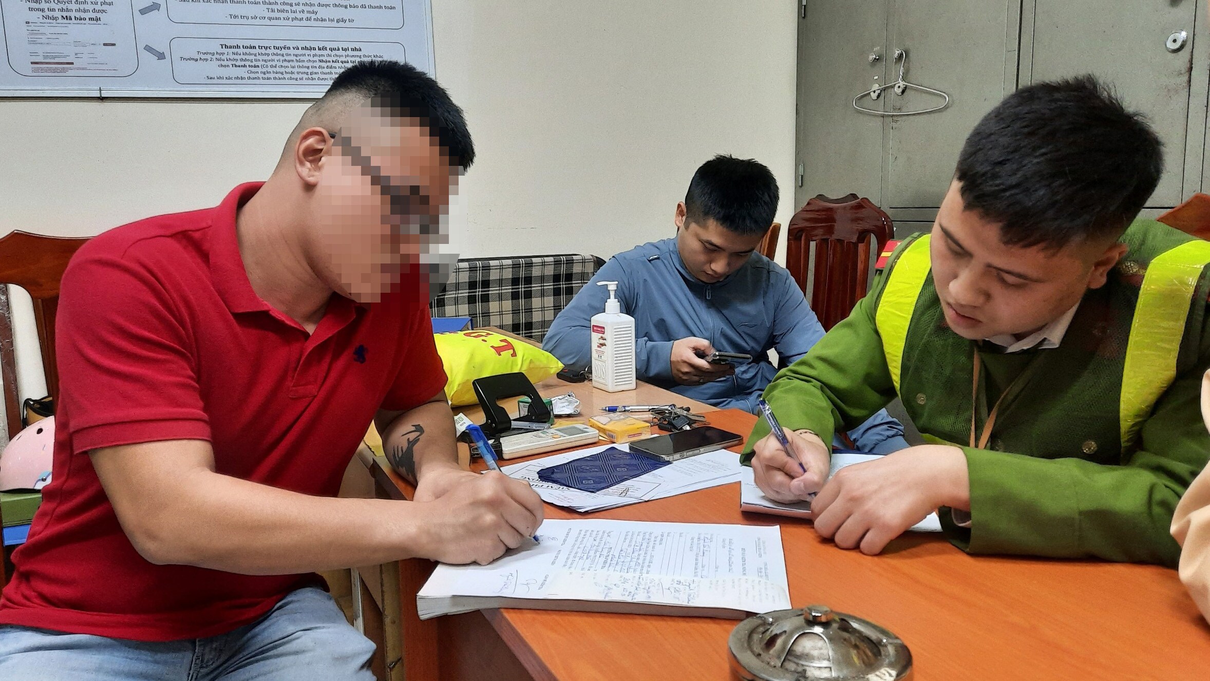 Sau khi thông báo kết quả đo nồng độ cồn và Tổ công tác tiến hành lập biên bản thì tài xế xe máy có nồng độ cồn mức "khủng" này đã ngỏ ý được "giải quyết nhanh".