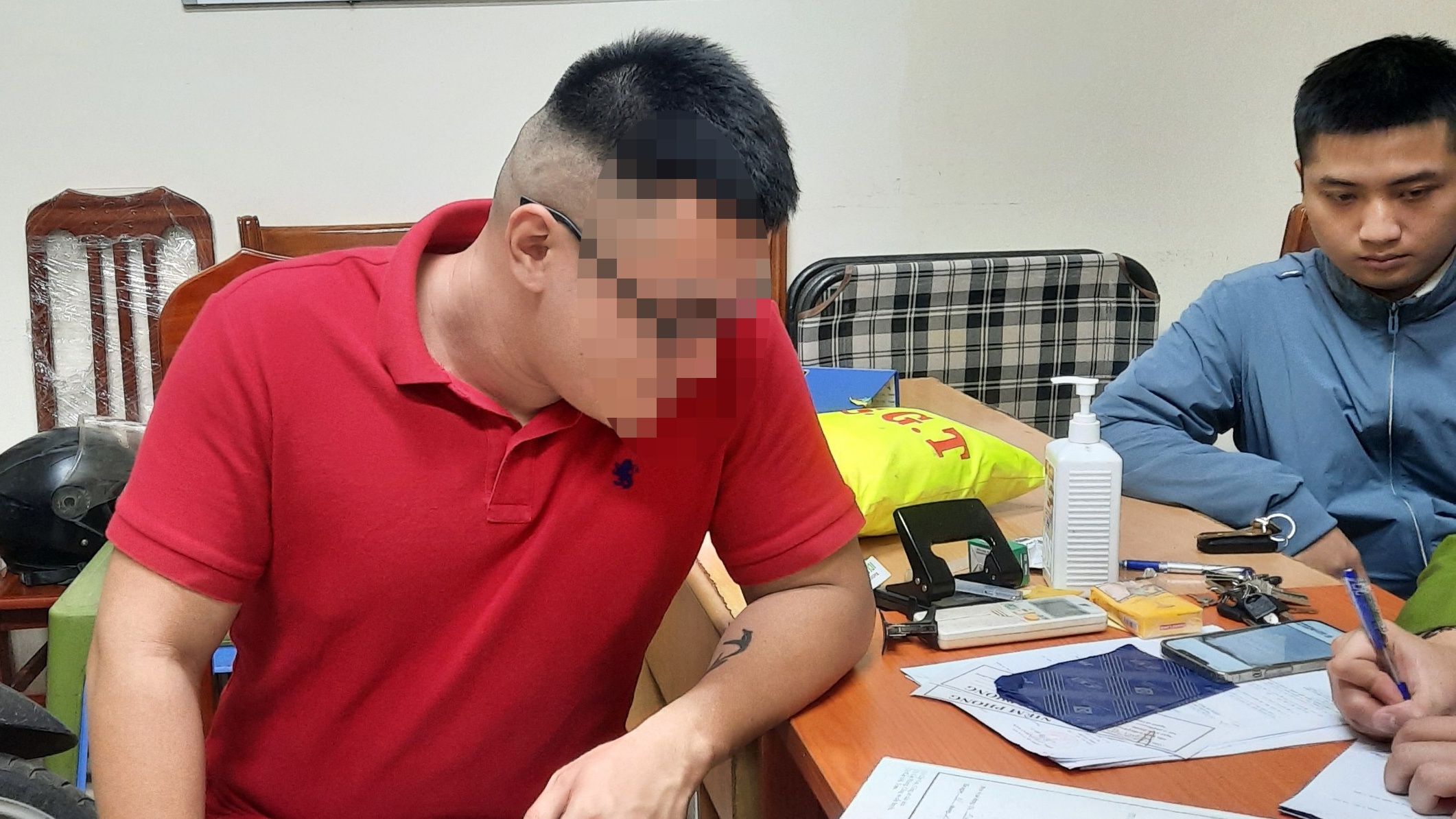 "Em nộp tiền cho các anh thì các anh có thể hủy biên bản này được không. Em có mỗi cái xe này mai còn phải đi làm, mong các anh tạo điều kiện giải quyết nhanh", anh K. "mặc cả" với Tổ công tác.