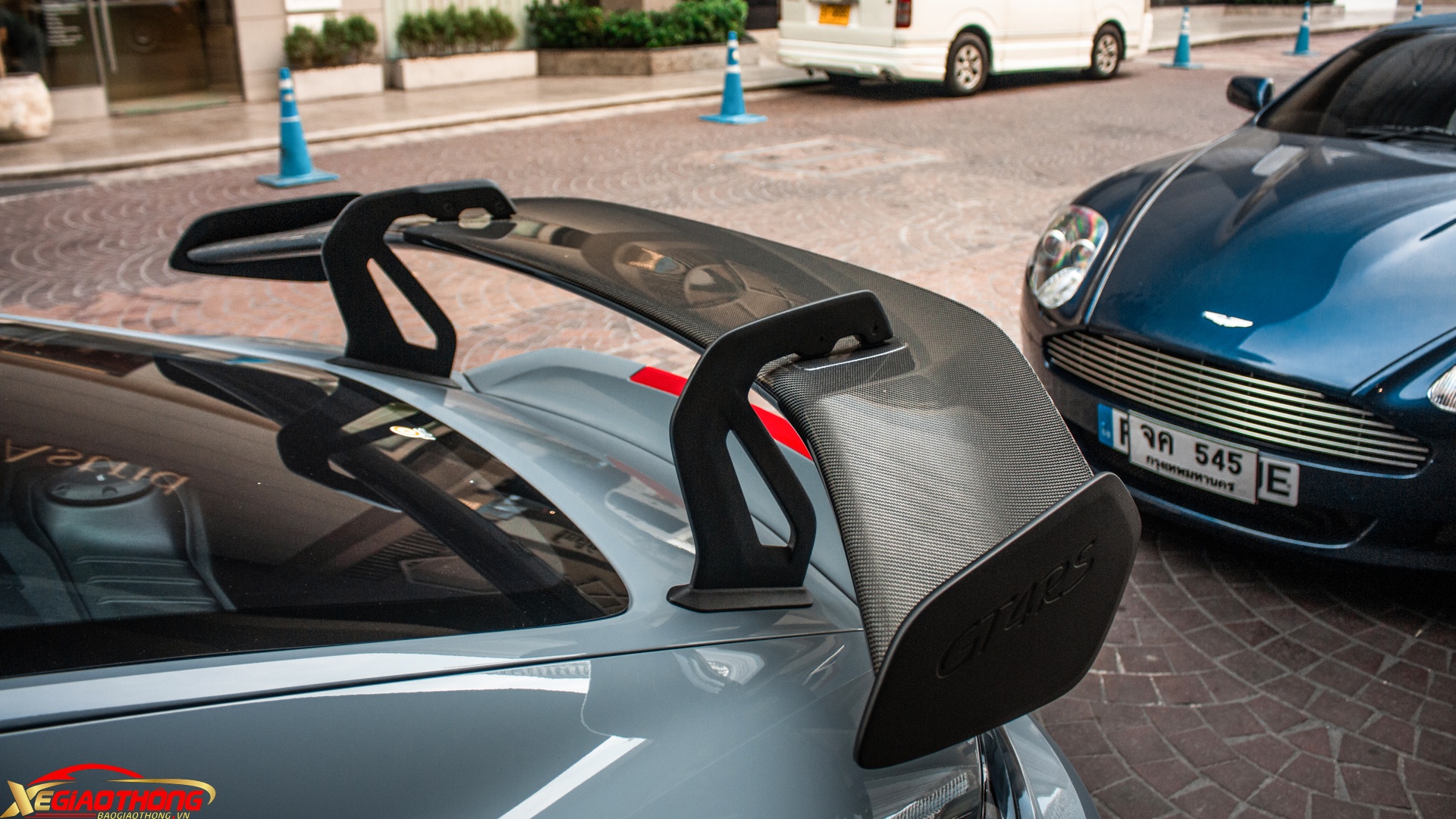 Điểm nổi bật nhất tại ngoại thất của xe là bộ cánh gió khí động học với thiết kế cổ thiên nga. Chi tiết này được lấy cảm hứng từ mẫu xe đua 911 RSR