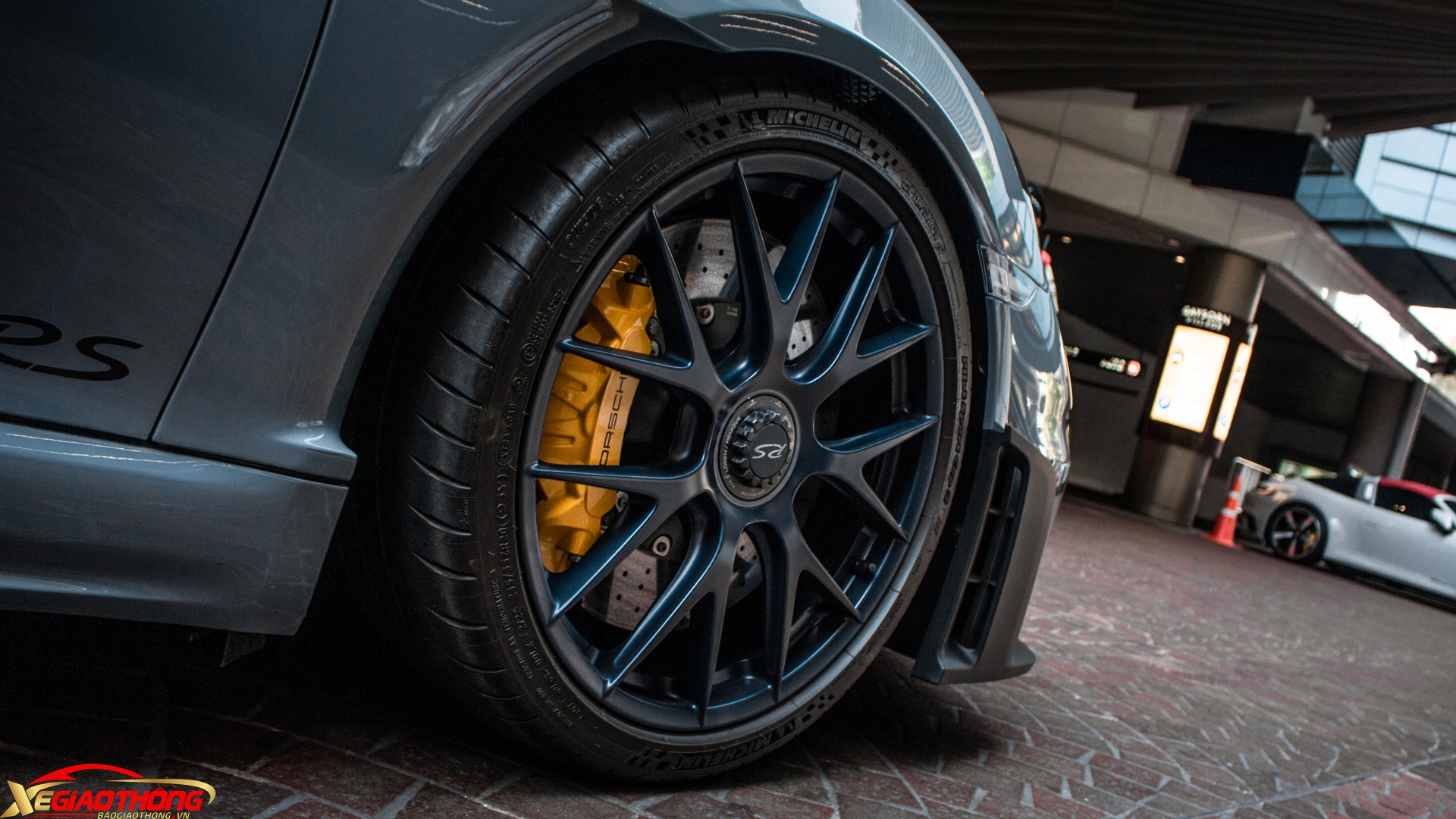 Với tùy chọn đi kèm là bộ lốp Michelin Pilot Sport Cup 2 R, 718 GT4 RS sẽ trở nên mạnh mẽ hơn để hoàn thành một vòng Nurburgring khoảng 7 phút. Ngoài ra, hệ thống phanh của 718 GT4 RS được vay mượn từ 911 992 GT3