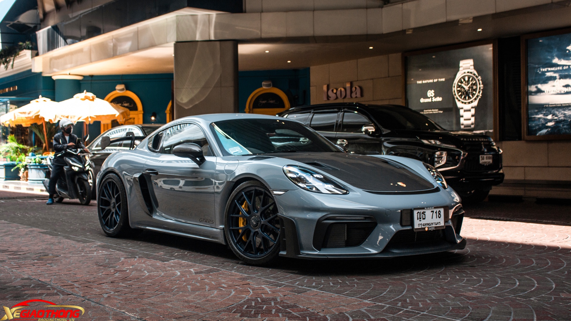 718 GT4 RS không khác gì bản sao của 911 992 GT3 khi công suất mà cả 2 chiếc xe này tạo ra đều không chênh nhau quá nhiều. Cụ thể, 718 GT4 RS tạo ra 493 mã lực và 448 Nm, còn 911 992 GT3 502 mã lực và 469 Nm. Sự giảm nhẹ về một vài thông số trên chủ yếu là do nhu cầu về chiều dài của ống xả