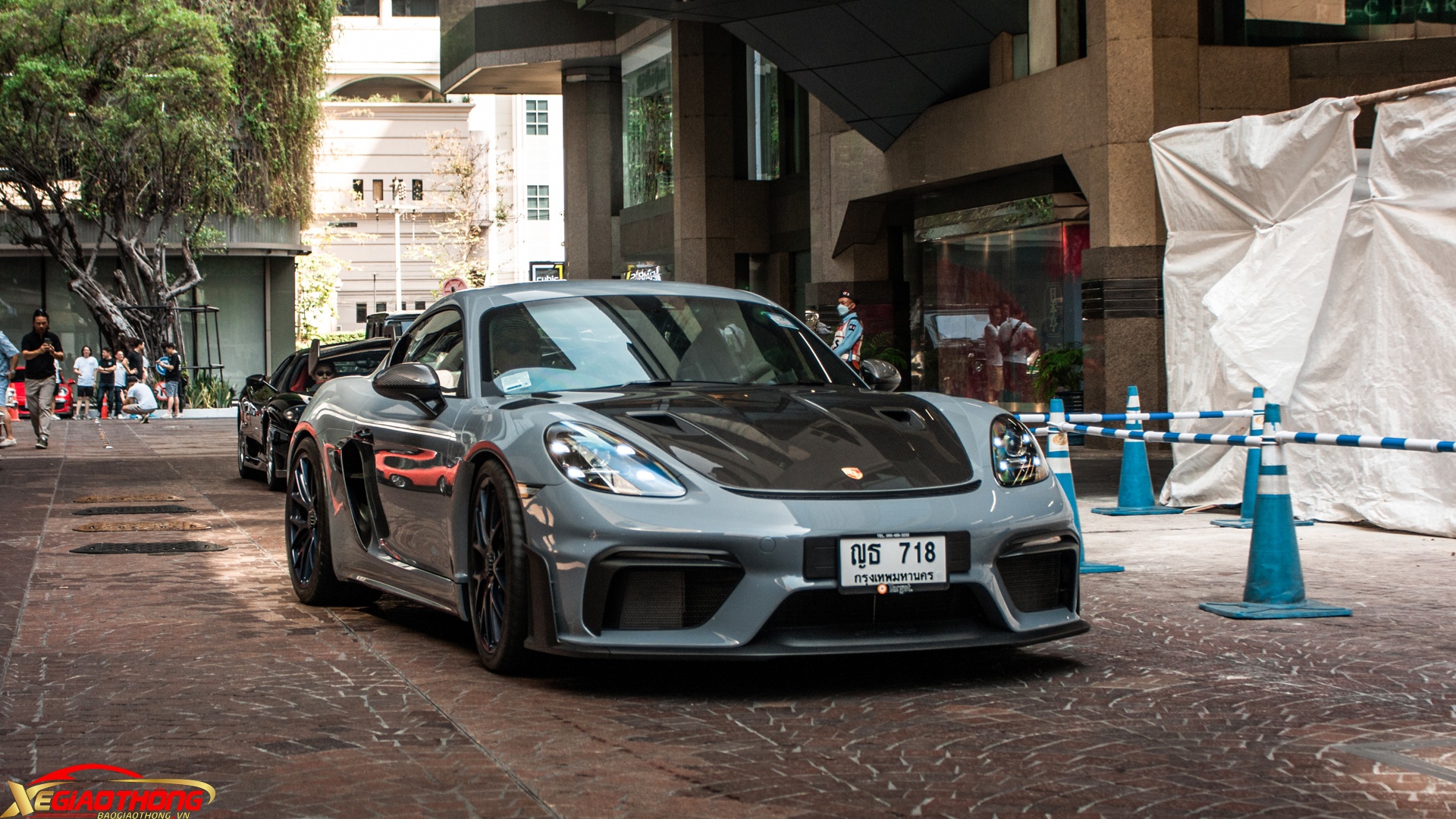 Ngày 5/2 vừa qua, chiếc Porsche 718 GT4 RS với gói trang bị Weissach Package đầu tiên đã xuất hiện trên đường phố Thái Lan