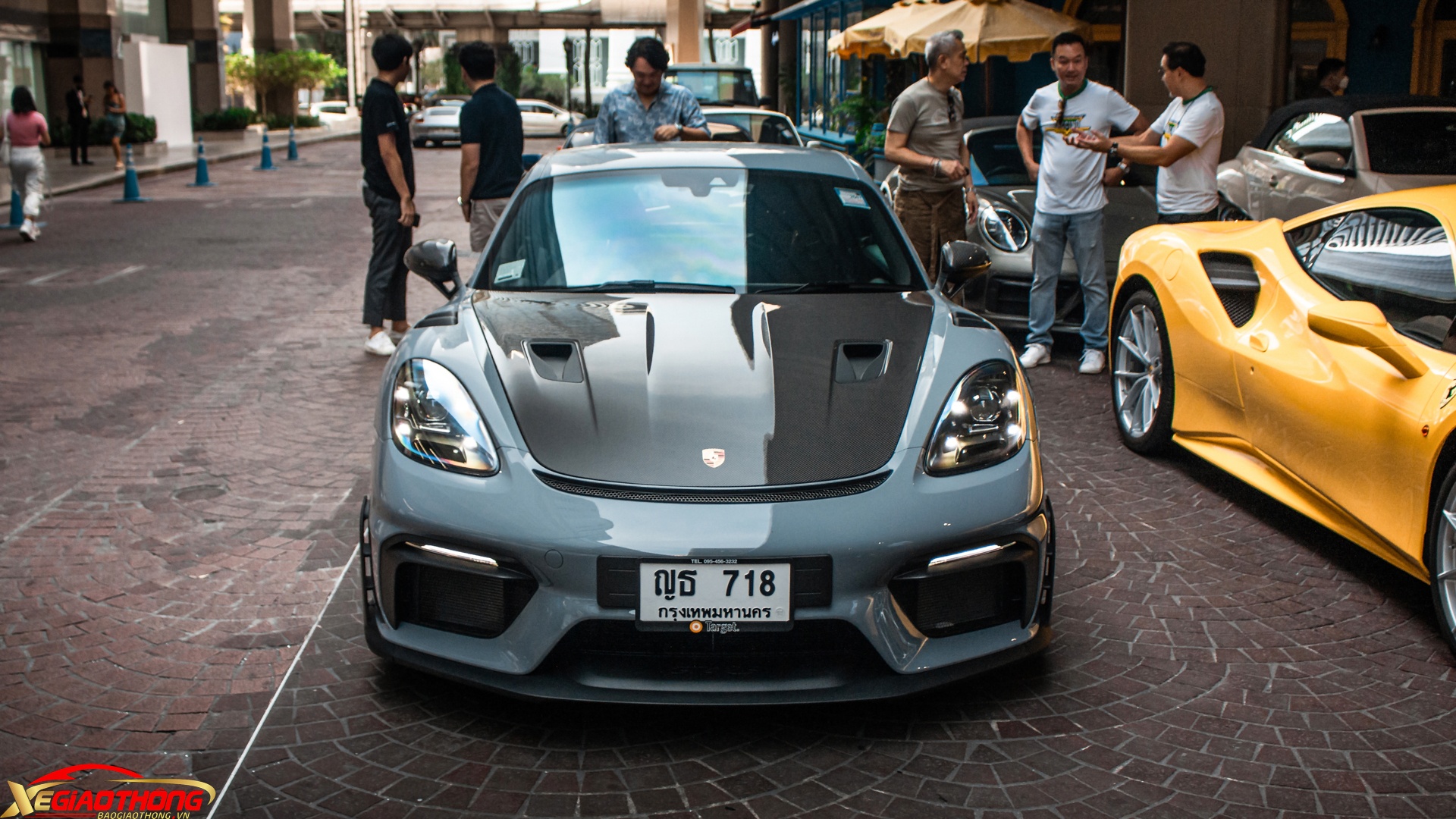 Nội thất không có nhiều sự thay đổi so với phiên bản Cayman GT4. Bộ ghế thể thao được thiết kế dành riêng cho phiên bản GT4 RS với bộ khung chịu lực làm từ sợi carbon