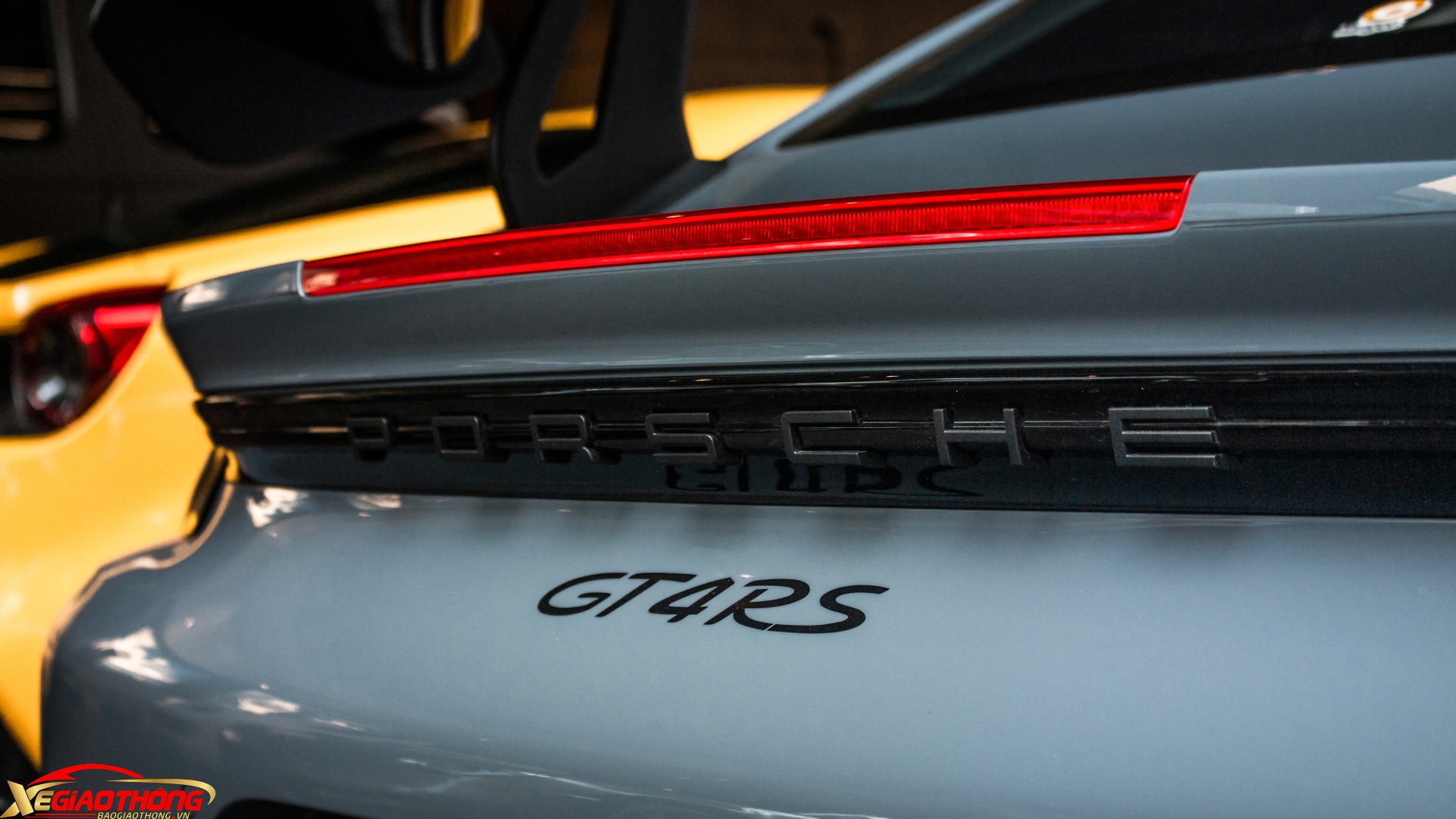 Porsche 718 GT4 RS được trang bị động cơ boxer 6 xy-lanh hút khí tự nhiên, sản sinh công suất lên đến 500 mã lực và 449 Nm mô-men xoắn. Kết hợp với hộp số bán tự động ly hợp kép 7 cấp PDK và hệ dẫn động cầu sau, xe có khả năng tăng tốc 0-100 km/h chỉ trong 3,2 giây, nhanh hơn 0,5 giây so với phiên bản GT4 tiêu chuẩn. Tốc độ tối đa đạt 315 km/h