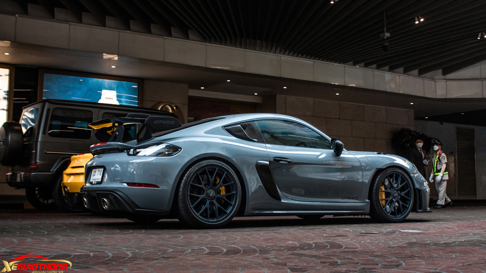 Ngoại thất xe thừa hưởng nhiều đường nét thiết kế từ những mẫu xe tham gia các giải đua GT4 European Series hay Trans-Am Series... So với 718 GT4, một số chi tiết ngoại thất cũng đã được thay mới, mang lại hiệu quả khí động học tốt hơn