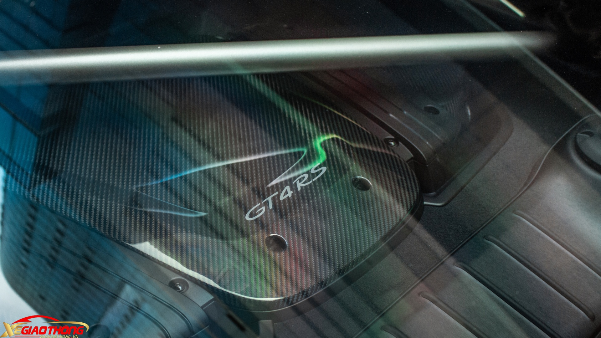 Trong gói nâng cấp này có bộ mâm nhôm kích cỡ 20 inch được sơn xanh với logo cố định và kẹp phanh vàng tương phản. Phần cốp xe, ốp gương, hốc hút gió hai bên và cánh gió sau được hoàn thiện bằng sợi carbon và bộ ống xả titan nổi bật