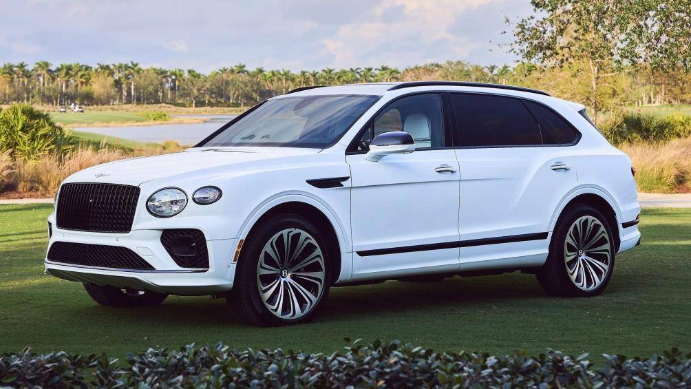 Chiếc Benley Bentayga Azure độc đáo được sản xuất dành riêng cho lễ hội rượu vang có ba lớp sơn ngoại thất ánh ngọc trai
