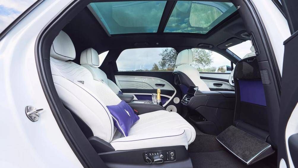 Mẫu SUV hạng sang có các chi tiết thạch anh tím mà chủ xe có thể tìm thấy khắp cabin, trên cần số, hộc để đồ cửa, đường ống và đường chỉ khâu