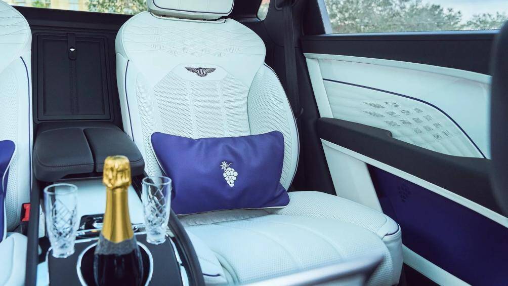 Ngoài ra, có thể tìm thấy họa tiết quả nho (hình ảnh không thể thiếu ở nhiều lễ hội rượu vang) được khâu tỉ mỉ ở một số khu vực nhất định