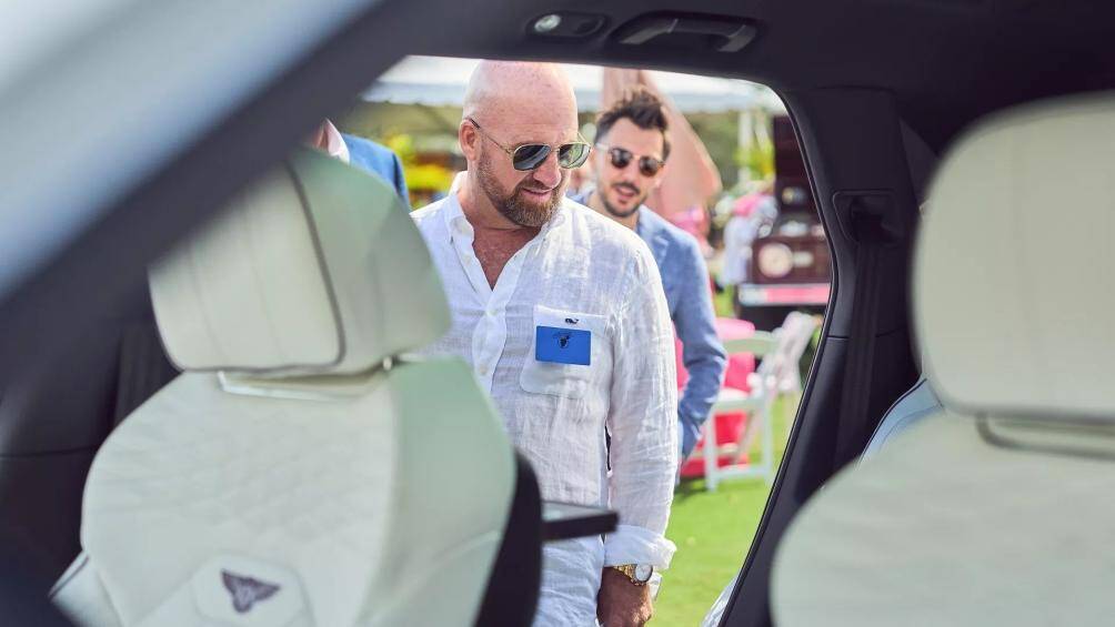 Người chiến thắng trong cuộc đấu giá còn được tặng vé máy bay hạng nhất đến Vương quốc Anh, tham quan nhà máy Crewe của Bentley