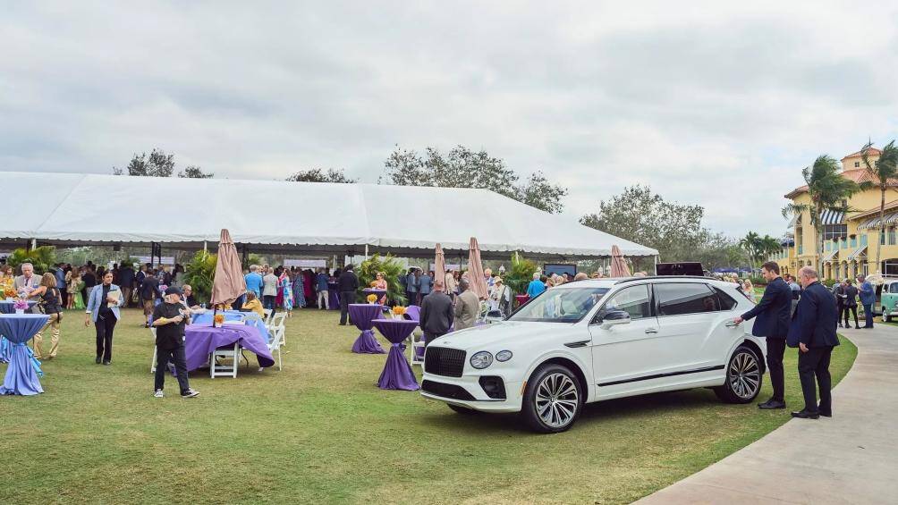 Mẫu SUV hạng sang được trang bị động cơ V8 tăng áp kép dung tích 4.0L cho công suất 542 mã lực, mô-men xoắn 770 Nm