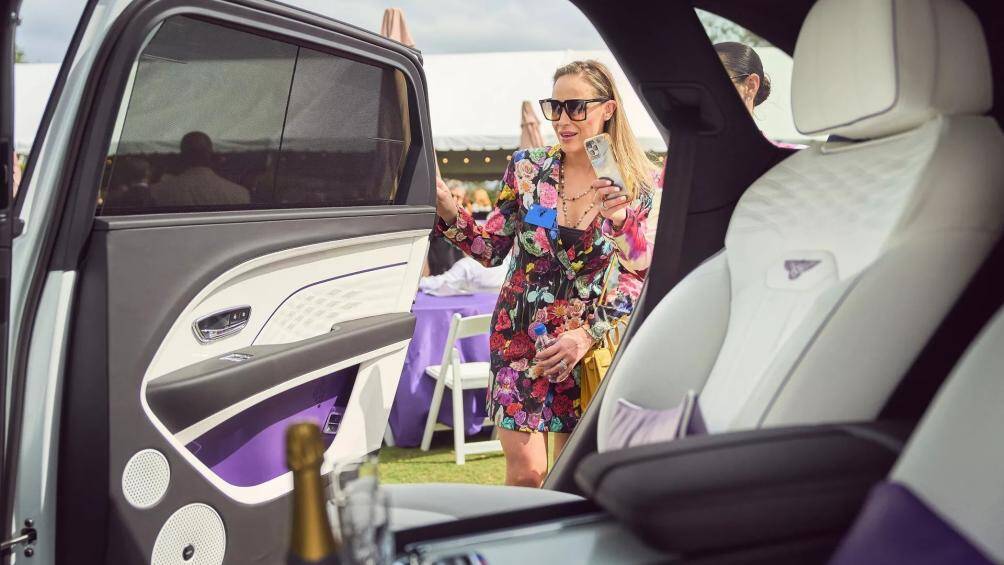 Đệm ghế sau cũng được sơn màu tím với đường viền trắng, tấm ốp bậc cửa in biểu tượng của Lễ hội rượu vang mùa đông Naples