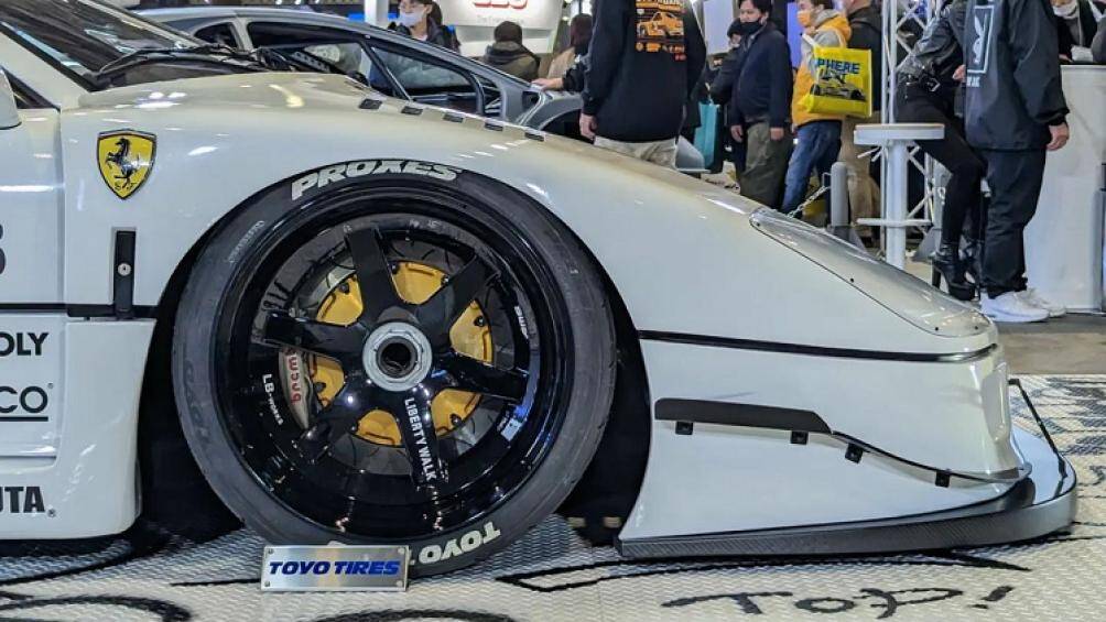 Liberty Walk không can thiệp vào hệ thống vận hành của xe. Ferrari F40 vẫn được trang bị động cơ V8 twin-turbo 3.0L mạnh 478-484 mã lực