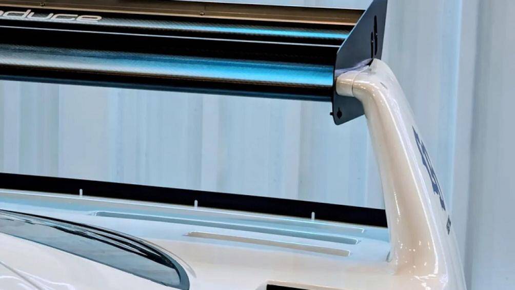 Cánh gió chính phía sau được bổ sung thêm bộ cánh gió phụ trợ. Đây cũng là chi tiết được lấy cảm hứng từ mẫu xe dành riêng cho đường đua F40 LM