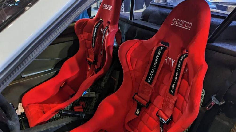 Hãng độ chỉ nâng cấp vô lăng tiêu chuẩn của Ferrari bằng thương hiệu Sparco. Bộ ghế đua bucket-seat và dây đai an toàn đa điểm đến từ Sparco