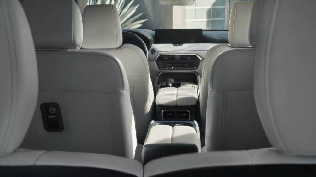 Mazda cung cấp cho CX-90 tại thị trường Bắc Mỹ 3 tùy chọn cấu hình ghế ngồi, bao gồm 6 chỗ, 7 chỗ và 8 chỗ