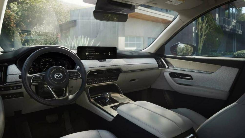 Về nội thất, Mazda đã trang bị cho chiếc SUV màn hình trung tâm cỡ lớn 12,3 inch cũng như màn hình hiển thị “See-Though View”