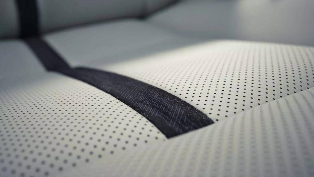 Nội thất của xe được lấp đầy bởi các chất liệu bằng da, gỗ, vải, được thiết kế và phối hợp hài hòa với nhau