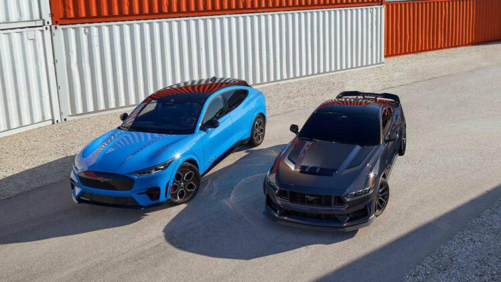 Đáng chú ý nhất trên chiếc Mustang Dark Horse 2024 là việc thân xe được hoàn thiện với màu sơn ngoại thất ánh kim mang tên Blue Ember