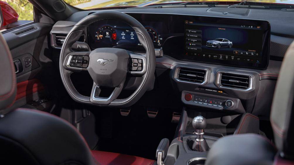 Bên trong, xe sở hữu cụm đồng hồ đo kỹ thuật số 12,4 inch có độ phân giải cao kết hợp với màn hình trung tâm cảm ứng SYNC 4 13,2 inch