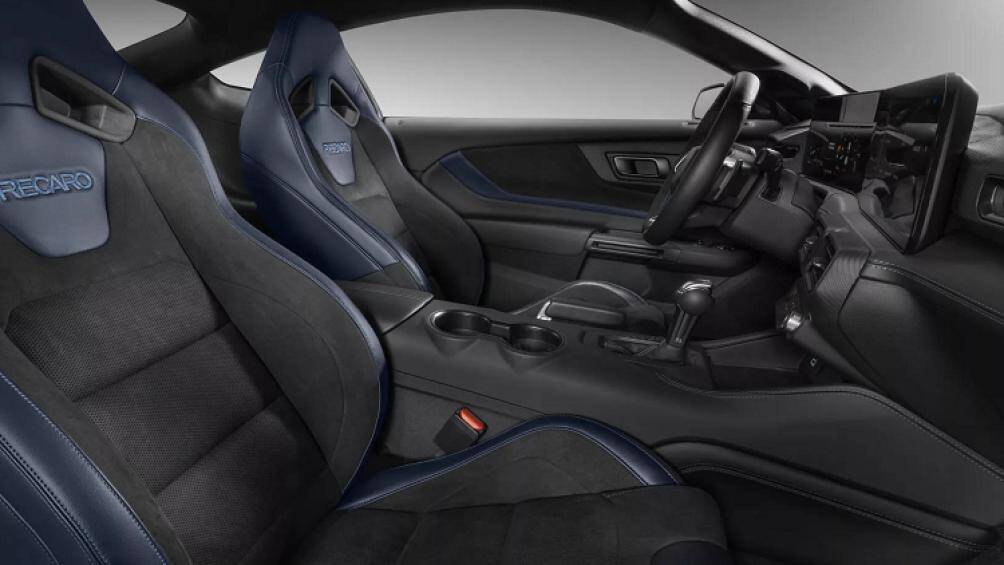 Đường chỉ khâu màu xanh chàm sáng được tìm thấy trên vô lăng, các tấm cửa, lẫy chuyển số và ghế hiệu năng cao Recaro