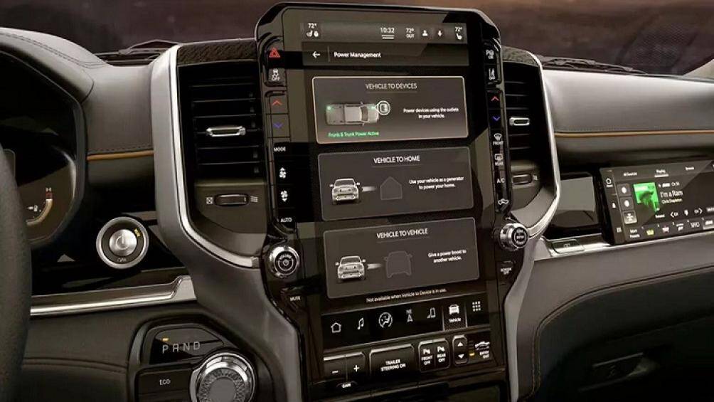 Bên trong phiên bản thuần điện của Ram 1500 là không gian nội thất 2 hàng ghế. Ram đã bổ sung thêm màn hình mới nằm trên mặt táp-lô, bên ghế phụ lái