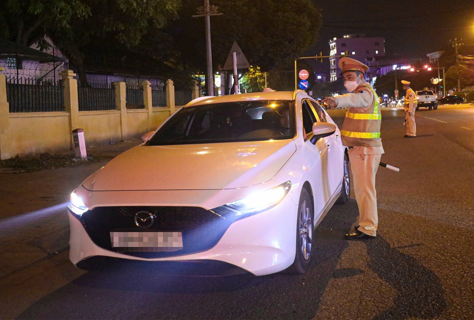 Tối 15/2, theo chân Tổ công tác Đội CSGT số 15 (Công an TP Hà Nội) tại ngã tư Đa Phúc, Thị trấn Sóc Sơn (huyện Sóc Sơn), PV ghi nhận một số người đi xe máy vẫn vi phạm nồng độ cồn.